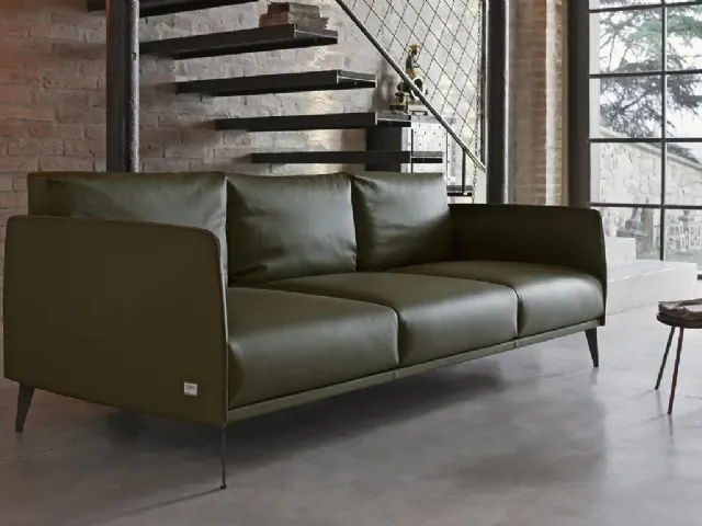 Linear leather sofa Stuart by Doimo Salotti.