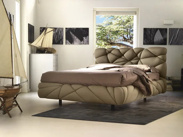 Design bed upholstered and soft as a cloud Marvin by Noctis.