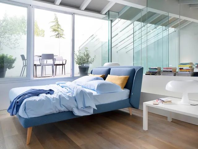 Fabric bed with Hello headboard by Noctis.