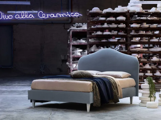 Upholstered bed with contoured headboard Dolce by Veneran