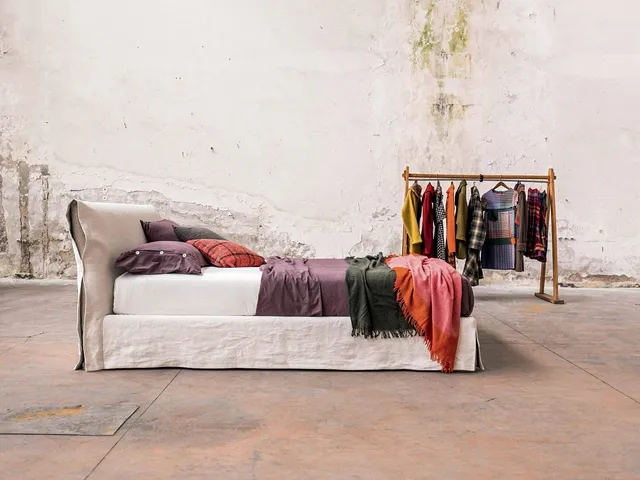 Double bed in Kune fabric by Veneran.