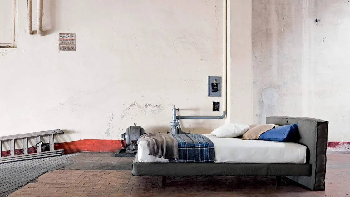 Upholstered fabric bed with metal legs Piuma di Veneran