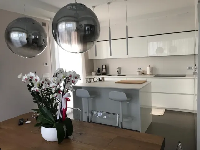 Aspen kitchen in glossy glass