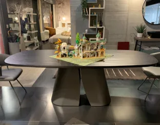 Devina Nais Cosmopolitan Table
