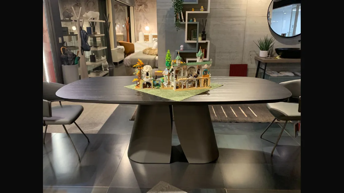 Devina Nais Cosmopolitan Table