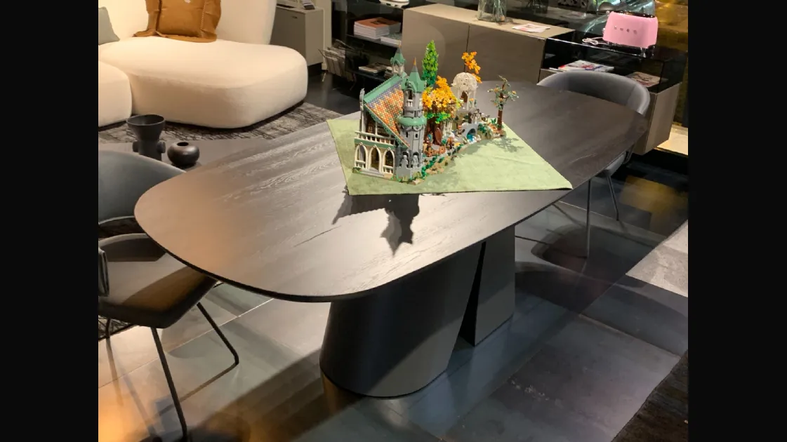 Cosmopolitan table by Devina Nais.