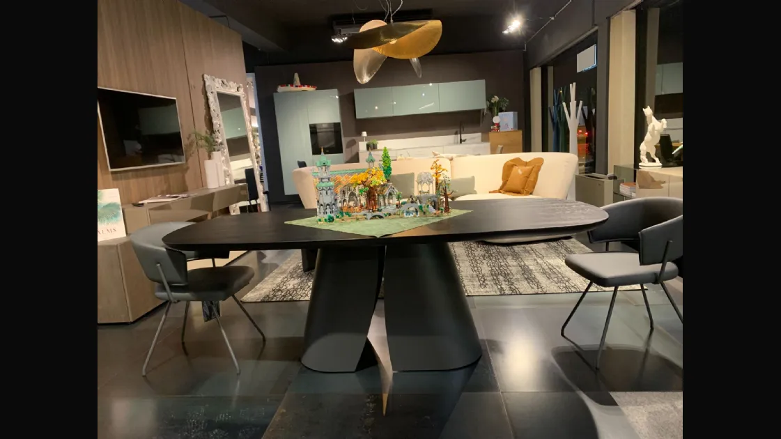 Cosmopolitan table by Devina Nais.