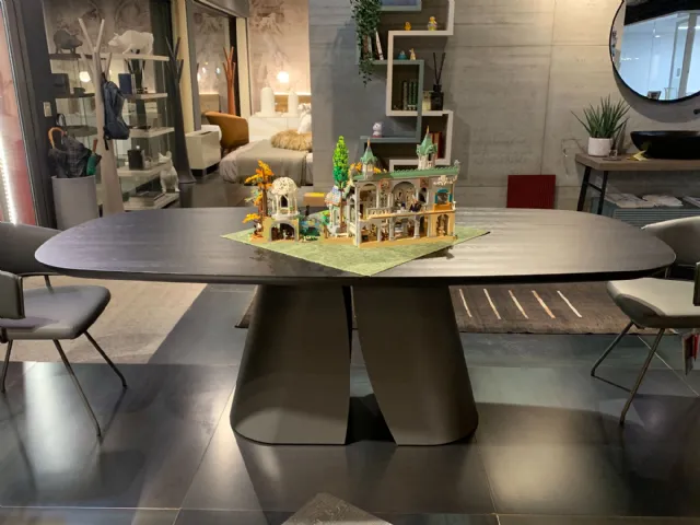 Devina Nais Cosmopolitan Table