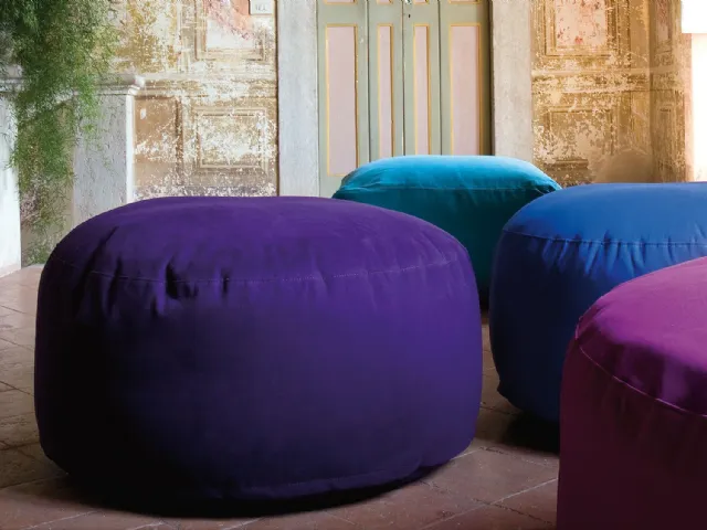 Round pouf by Twils