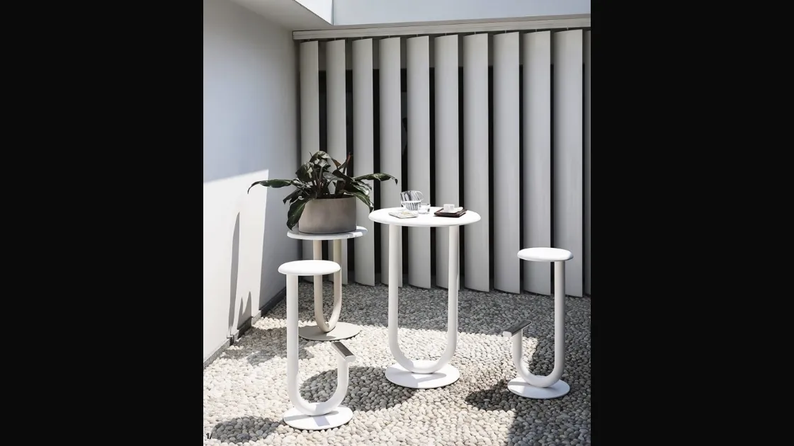 Strong coffee table in white lacquered finish by Desalto