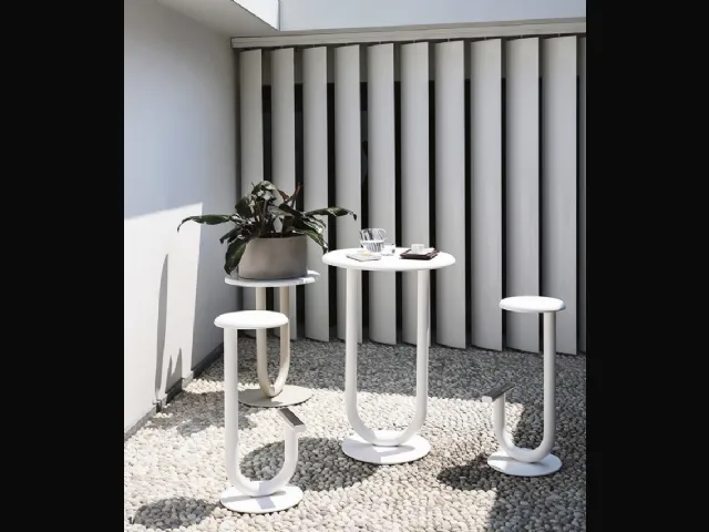 Strong coffee table in white lacquered finish by Desalto
