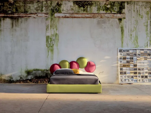 Fabric bed with a creative headboard that reminds of the soap bubbles Buble by Veneran.