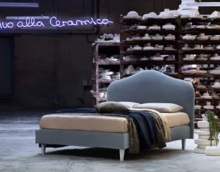 Upholstered bed with contoured headboard Dolce by Veneran