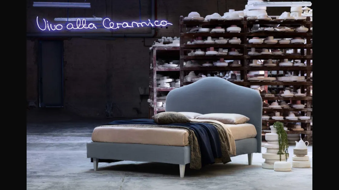 Upholstered bed with contoured headboard Dolce by Veneran