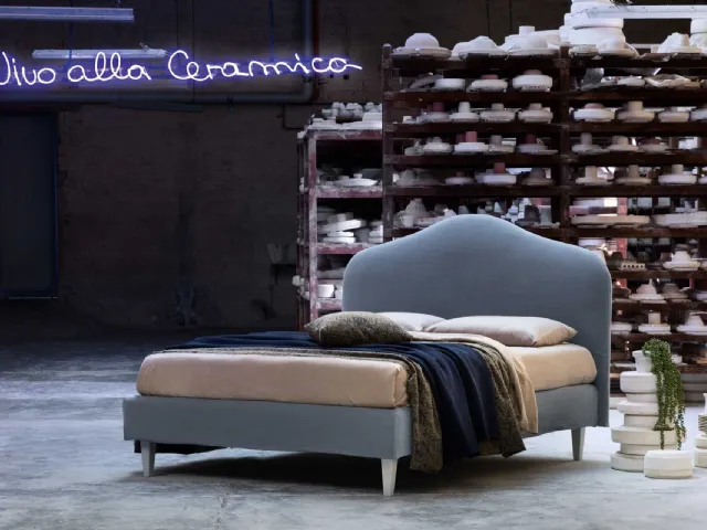 Upholstered bed with contoured headboard Dolce by Veneran