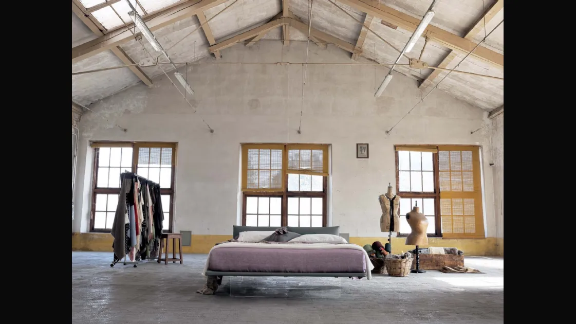 Double bed that appears suspended thanks to the high thickness supports in transparent plexiglass Filo by Veneran.