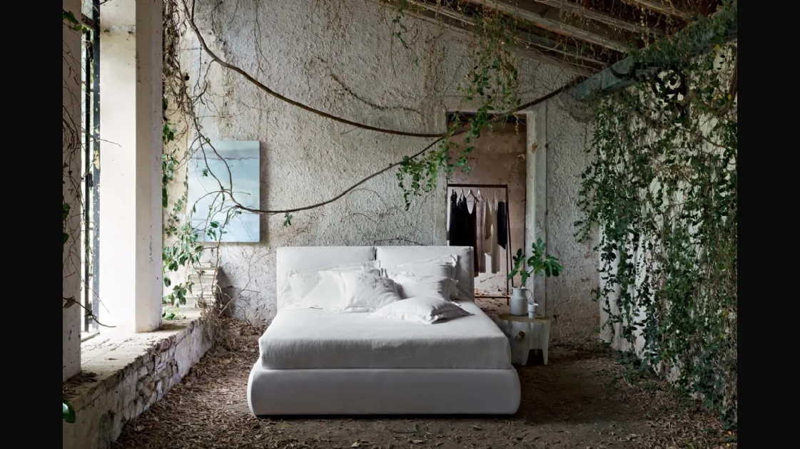 Bed with headboard Gipsy by Veneran