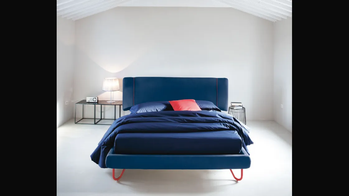 Upholstered fabric bed Hug 02 by Noctis