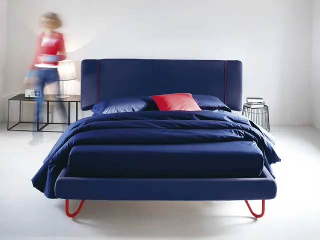 Upholstered fabric bed Hug 02 by Noctis