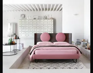 Bed Hugh One with walnut headboard by Noctis.