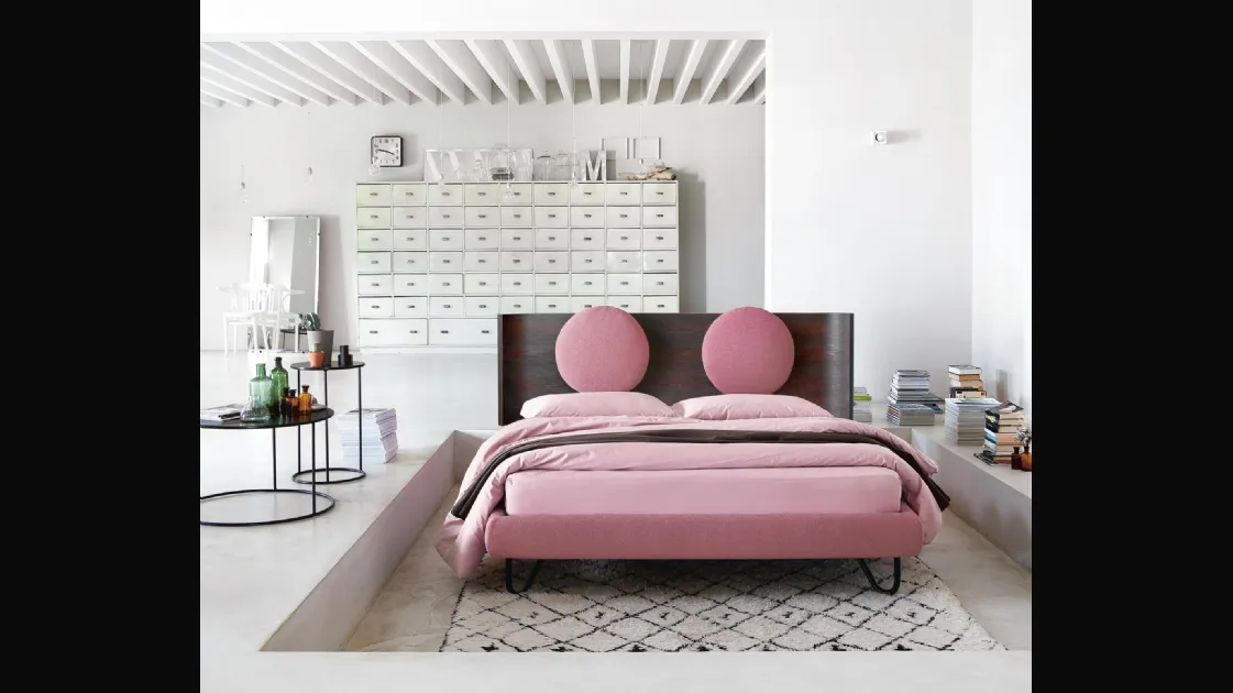 Bed Hugh One with walnut headboard by Noctis.
