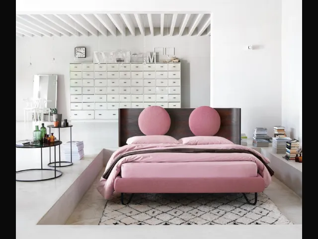 Bed Hugh One with walnut headboard by Noctis.
