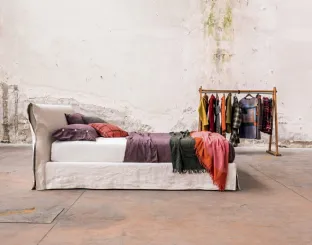 Double bed in Kune fabric by Veneran.