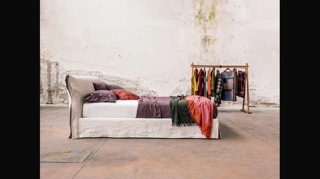 Double bed in Kune fabric by Veneran.