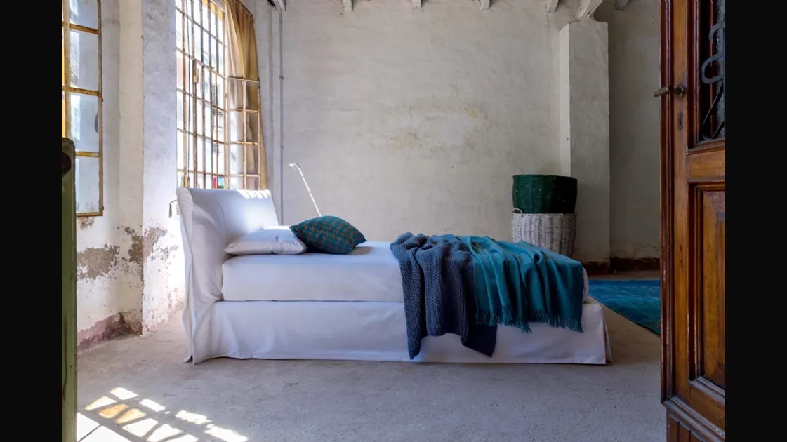 Double bed in Kune fabric by Veneran.