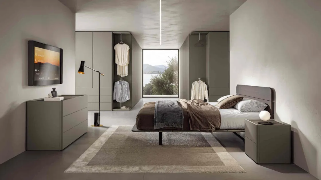 Wooden bed in Pinot lacquered by Veneran
