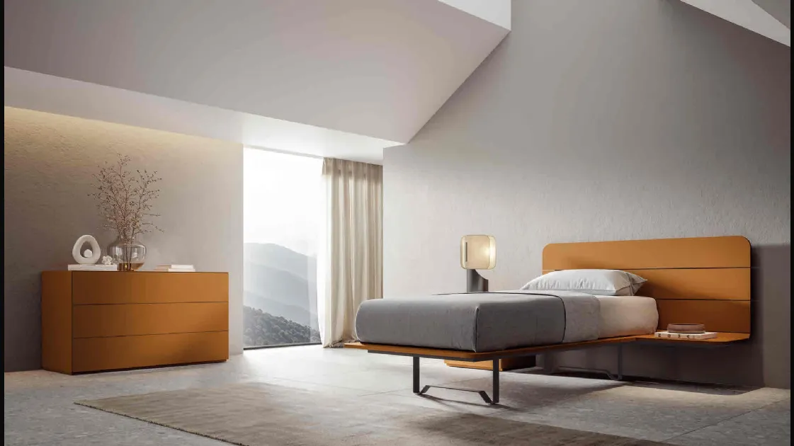 Wooden bed in lacquered Pinot by Veneran