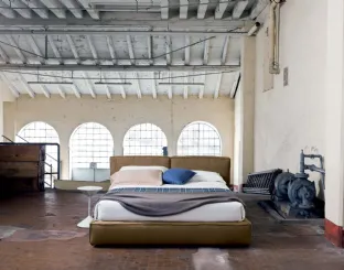 Upholstered fabric bed with Piuma headboard by Veneran.