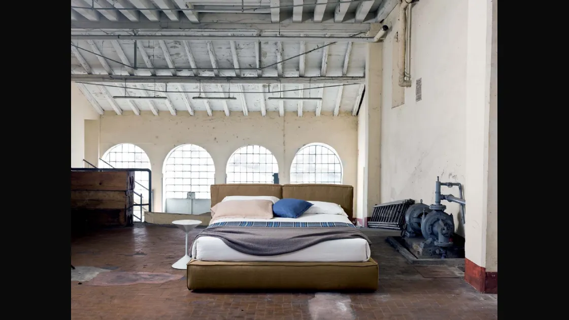 Upholstered fabric bed with Piuma headboard by Veneran.