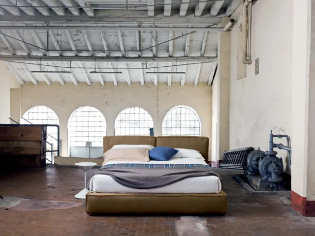 Upholstered fabric bed with Piuma headboard by Veneran.