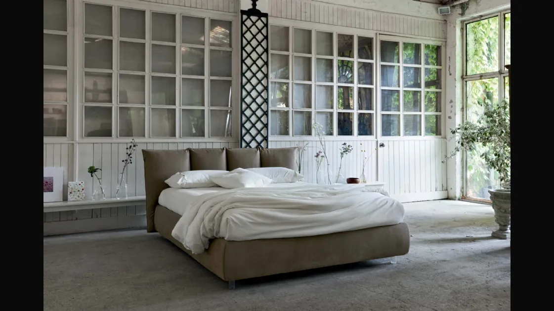 Vintage eco-leather bed with enveloping headboard and transparent Plissé feet by Veneran.