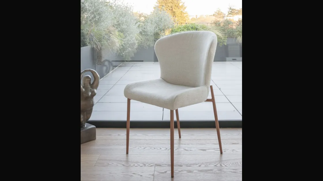 Aurora chair in upholstered fabric by Altacom.