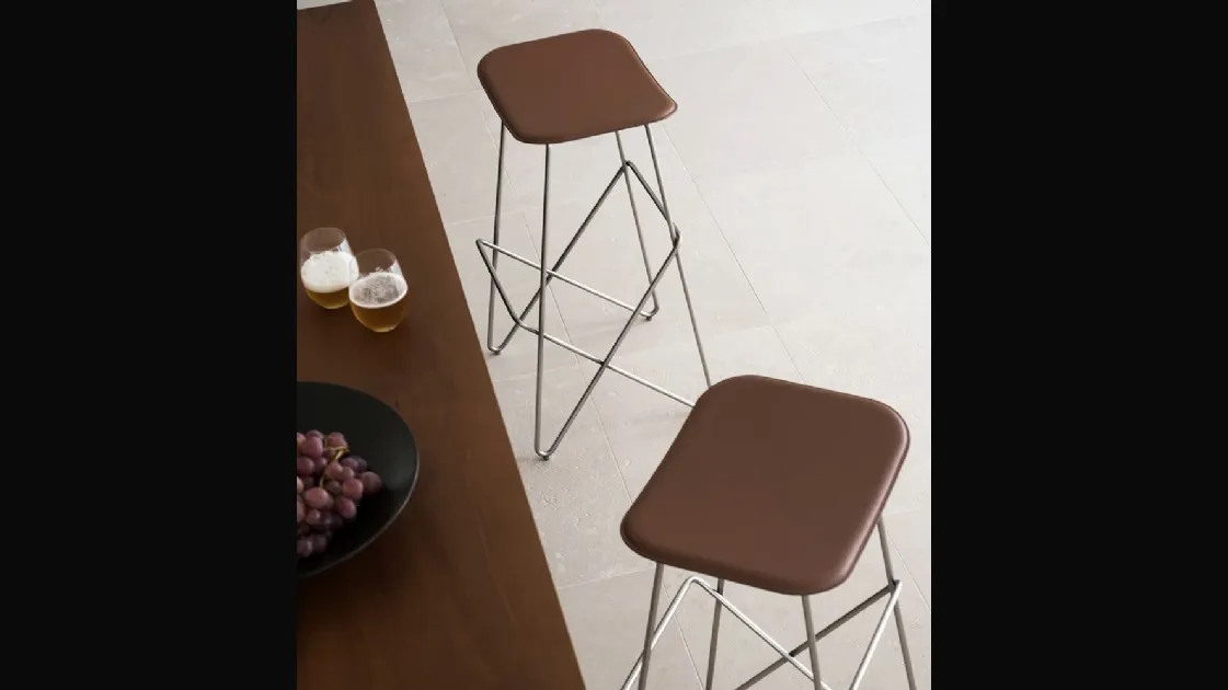 Endless stool in leather and metal by Desalto.