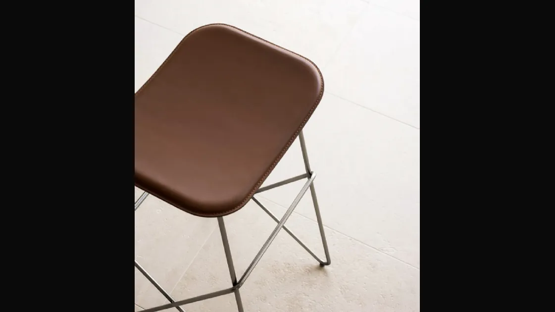 Endless stool in leather and metal by Desalto.