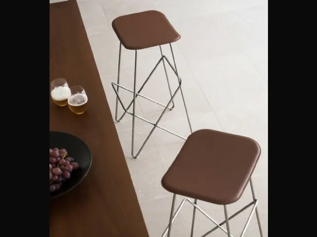 Endless stool in leather and metal by Desalto.