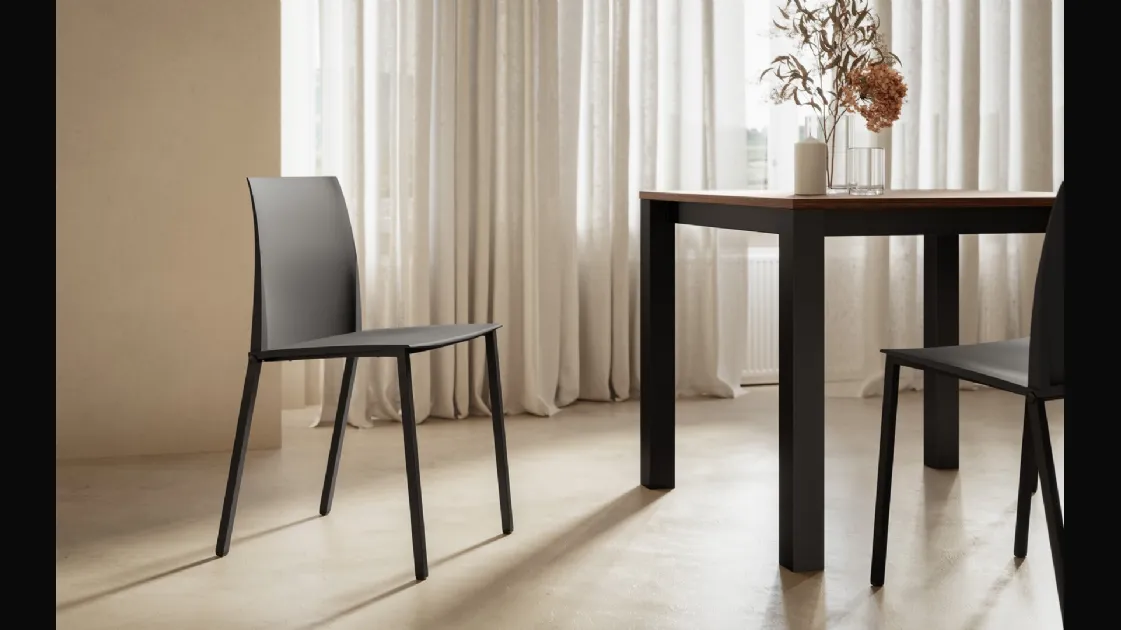 Zara chair with painted metal structure and polypropylene seat by Arredo3.