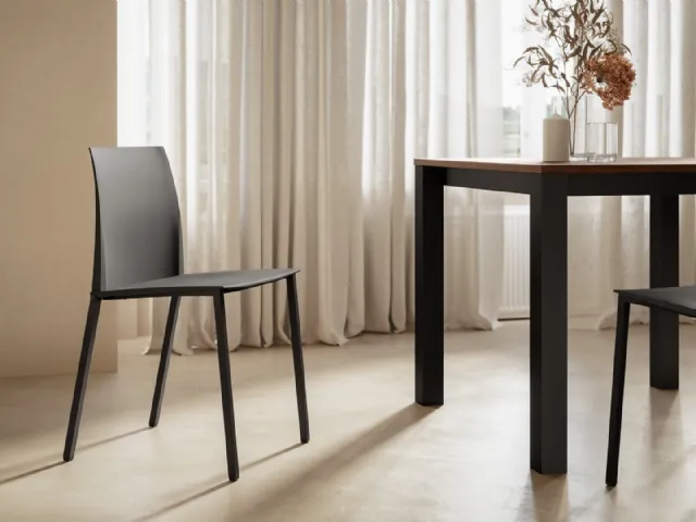 Zara chair with painted metal structure and polypropylene seat by Arredo3.