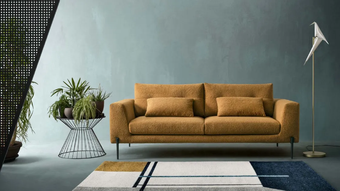 Linear sofa in Dafne fabric by Samoa.