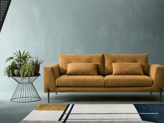 Linear sofa in Dafne fabric by Samoa.