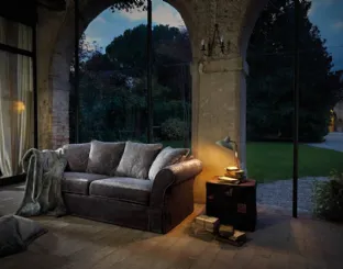Elite linear sofa by Samoa.
