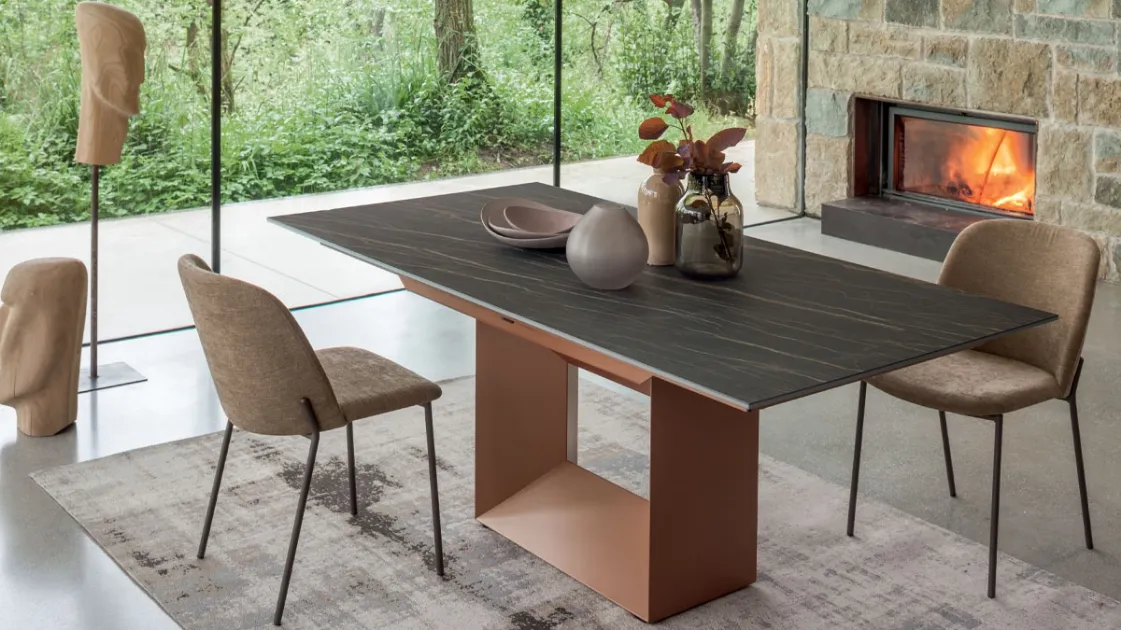 Extendable table Defense by Altacom.