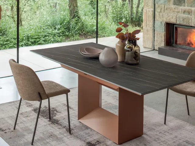 Extendable table Defense by Altacom.