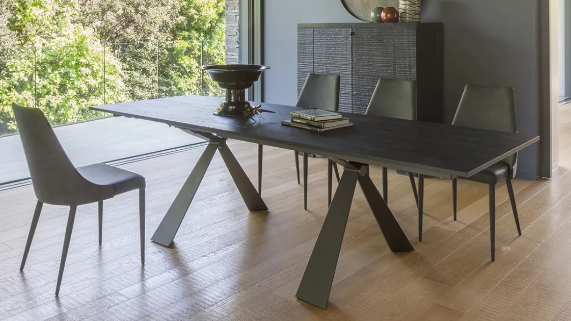 Extendable Delta table with black oak effect top and metal structure by Altacom.