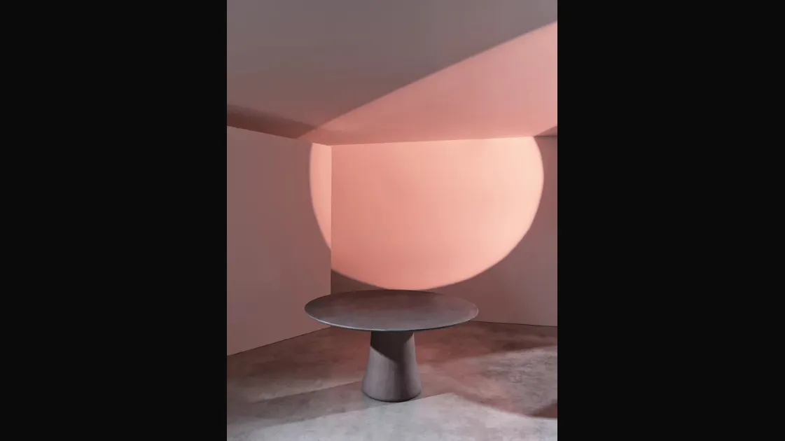 Round table Mae 36 in hand-applied clay spatula by Gervasoni.
