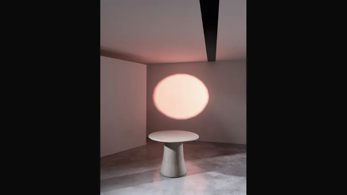 Round table Mae 39 in spatulated clay at the base by Gervasoni.