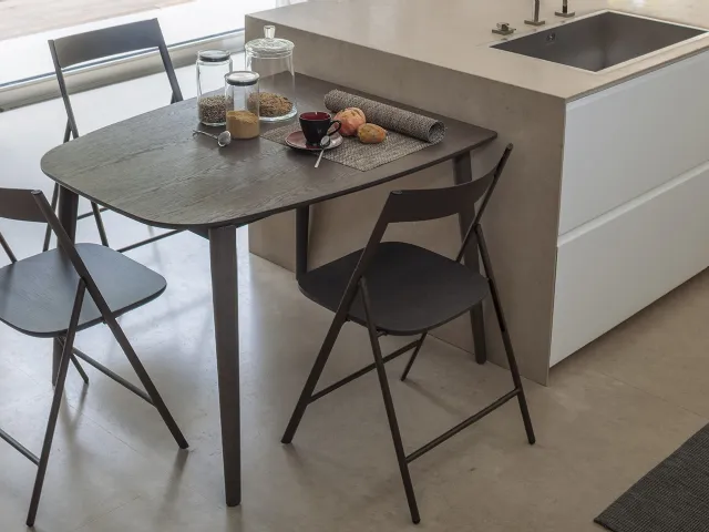 Extendable table made of Ribot Wood by Altacom.